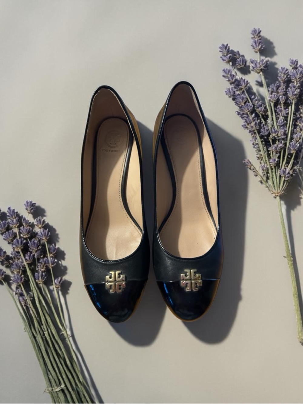 Tory Burch Black Leather Cap-Toe Tory Logo wedge pumps Size 7.5